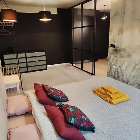 Stylowy Przy Rezerwacie アパート